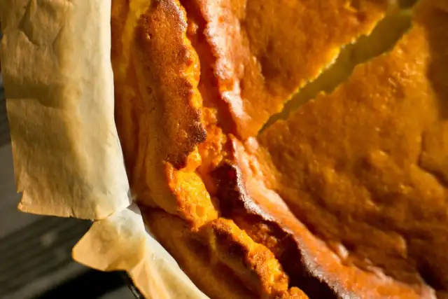 Popękany sernik? Prosta polewa z kwaśnej śmietany to ratunek!