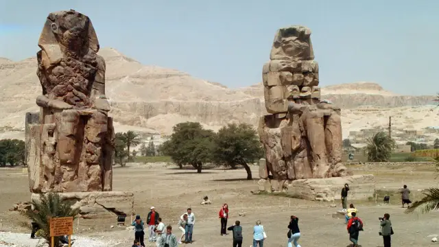 Kolosy Memnona w Egipcie. Pamiętaj, czego nie można wywozić z Egiptu – zabytków!