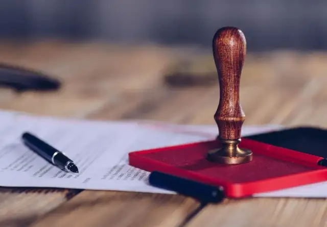 Notariusz przy sprzedaży: kto płaci i jak negocjować koszty?