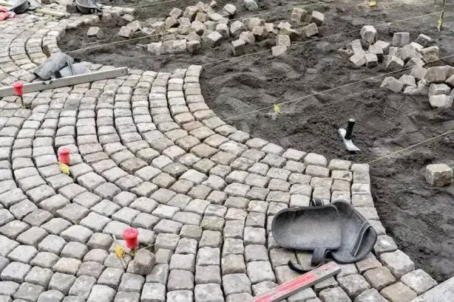 Jaką kostkę granitową na podjazd wybrać, by uniknąć błędów?