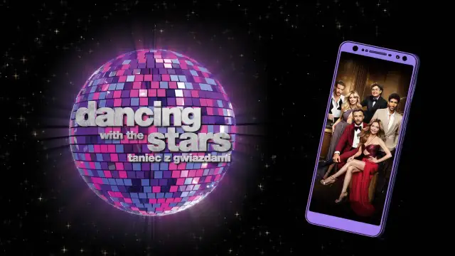 Kula dyskotekowa z napisem "Dancing with the stars" i zdjęcie uczestników na ekranie telefonu.