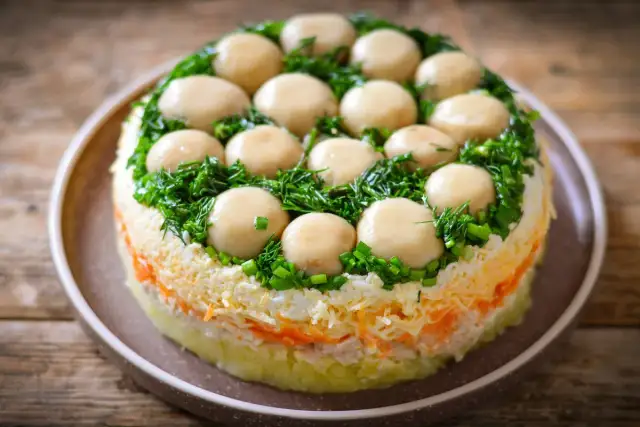 Jak ładnie podać sałatkę jarzynową, by zachwycić gości na przyjęciu