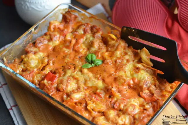 Z czym podawać tortellini z mięsem? Sosy, zapiekanki, sałatki!