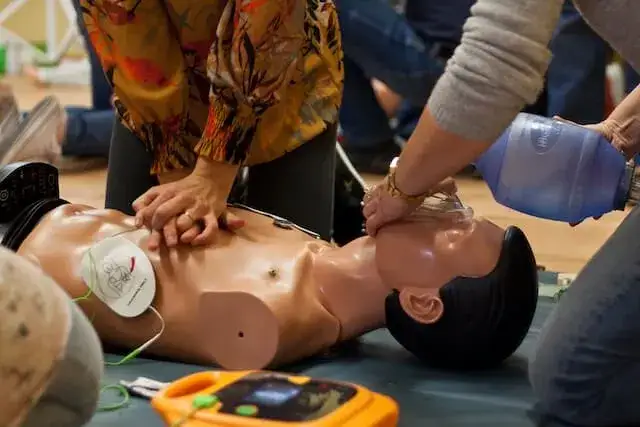 Kto musi przejść szkolenie z pierwszej pomocy? Obowiązki i wyjątki