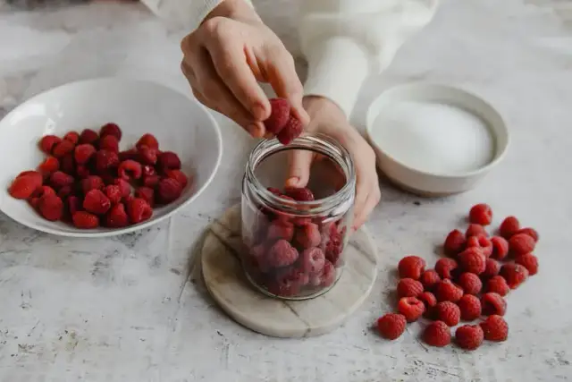 Nalewka malinowa jak zrobić - prosty przepis na wyjątkowy smak