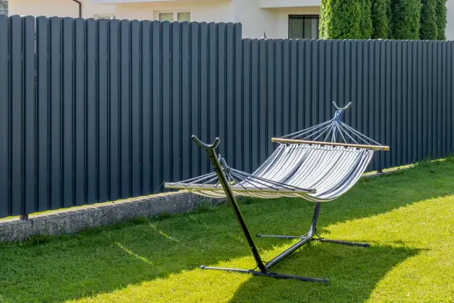 Najtańsze ogrodzenie: jak zaoszczędzić na ogrodzeniu działki