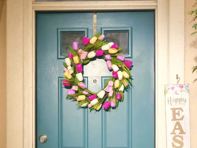 Wianek wielkanocny na drzwi jak zrobić? Piękny wianek z tulipanów w pastelowych kolorach ozdobi Twoje drzwi.