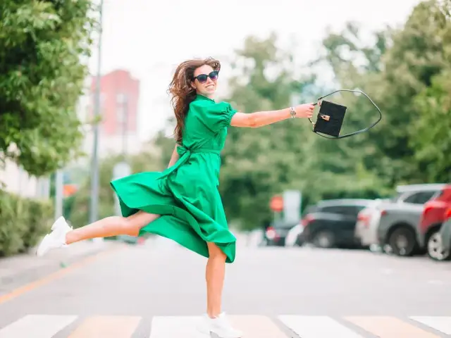 Buty i dodatki do zielonej sukienki: Rozwiej dylematy z forum!
