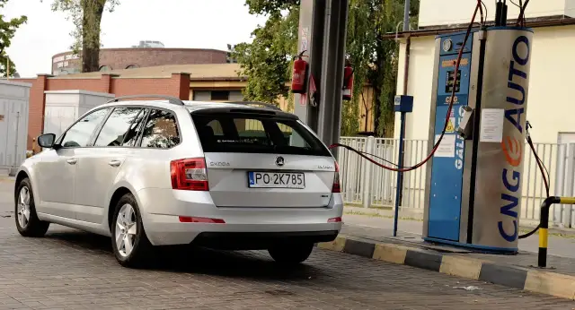 Ile pali auto na CNG? Zaskakujące różnice w zużyciu paliwa