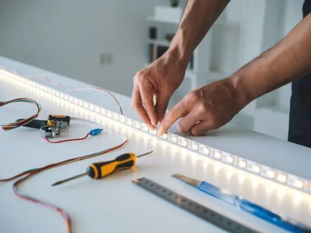 Jak podłączyć listwę LED? Poradnik krok po kroku i błędy