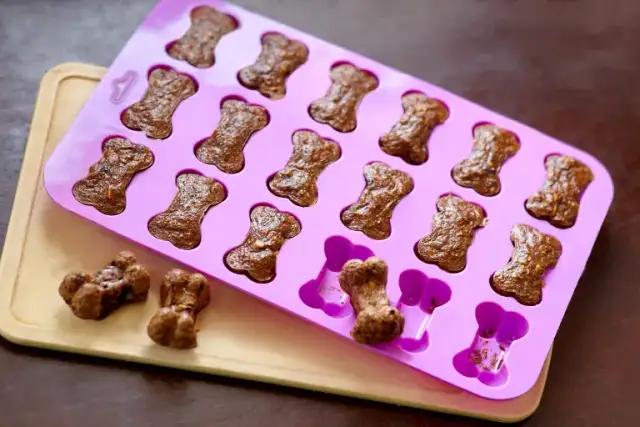 Domowe smaczki dla psa: Proste przepisy na zdrowe przysmaki