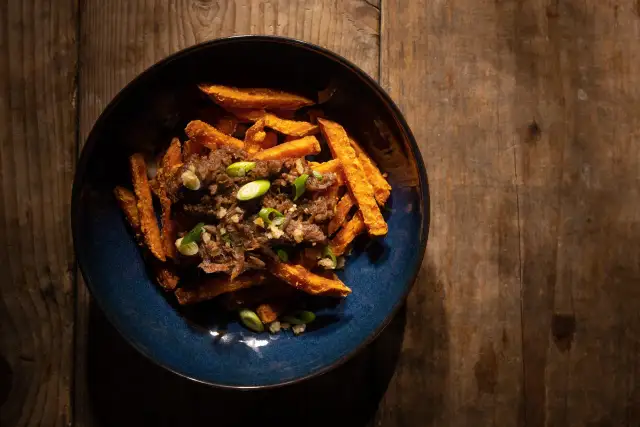 Frytki z czym? Odmień danie: sosy, loaded fries i warzywne hity!