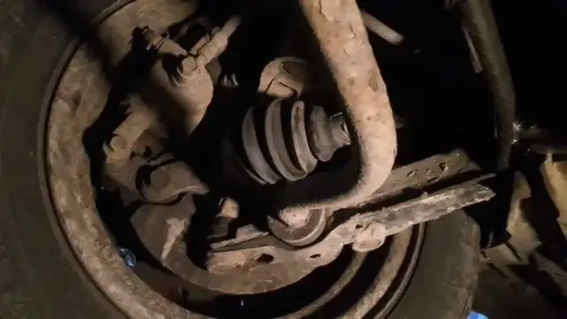 Uszkodzona półoś objawy – jak je rozpoznać i uniknąć kosztownych napraw