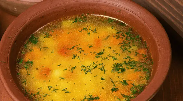 Jak zrobić zupę zacierkową? Sekret idealnych zacierek i wywaru