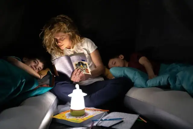 Jak skleić materac dmuchany? Poradnik: Znajdź i napraw dziurę!