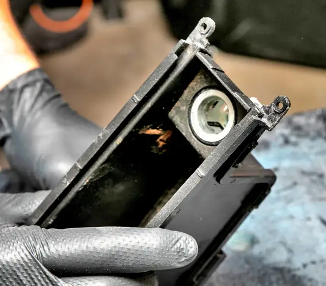 Naprawa plastików w samochodzie: Klej czy spaw? Oszczędź i zrób to sam!