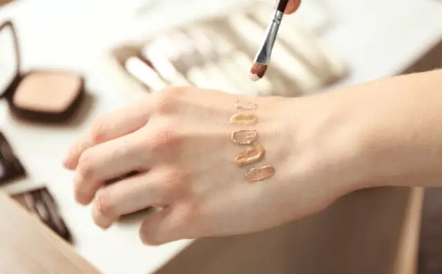 Koniec z efektem maski! Jak dobrać podkład do cery?