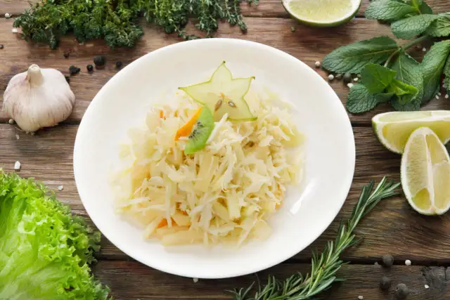 Surówka z białej kapusty jak na weselu - prosty przepis na smakowity dodatek