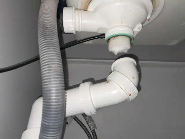 Skuteczne udrażnianie rur: Kiedy sam, kiedy hydraulik? Poradnik