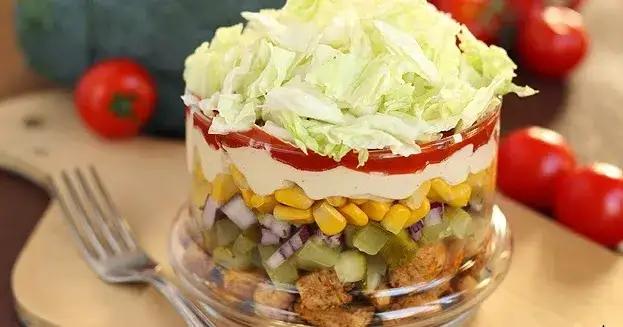 Ile kalorii ma sałatka gyros? Zaskakujące różnice w kaloryczności