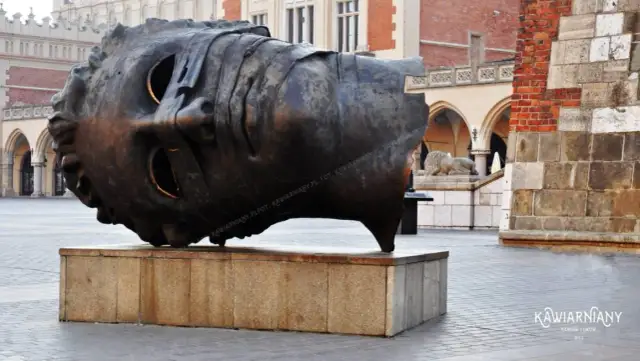 Rzeźba Igora Mitoraja na Rynku w Krakowie – kontrowersje i historia