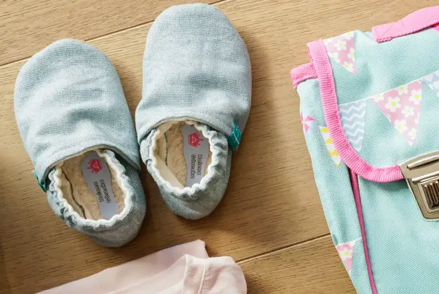 Jak podpisać ubrania do żłobka? Wygodne kapciuszki z imieniem dziecka i kolorowa torba na drobiazgi.