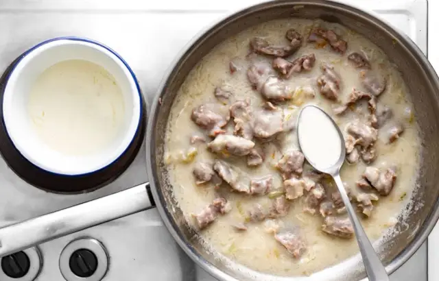 Jak zrobić miękki gulasz z żołądków drobiowych? Przepis!