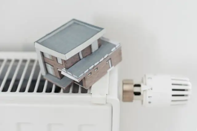 Miniaturowy domek na grzejniku. Czy jest dofinansowanie do gazu ziemnego, by ogrzać taki dom?