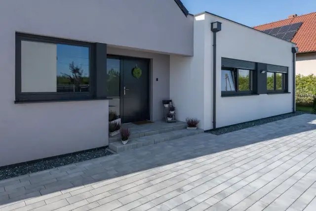 Podjazd marzeń: Jaki kolor kostki pasuje do Twojego domu?