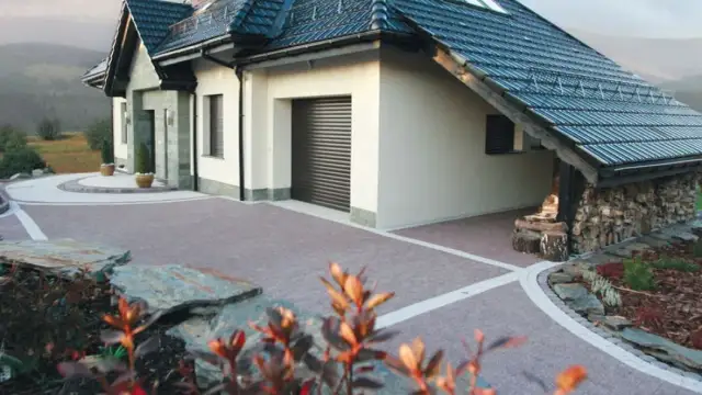 Jaką kostkę brukową wybrać do jasnej elewacji, aby uniknąć błędów?