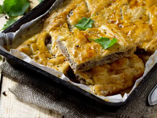 Zapiekanka z ciasta francuskiego: Chrupiąca i bez zakalca? Sprawdź!