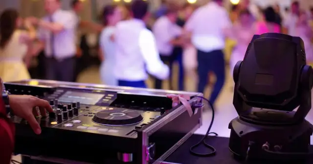 DJ na wesele: ile naprawdę kosztuje i jak mądrze wybrać?