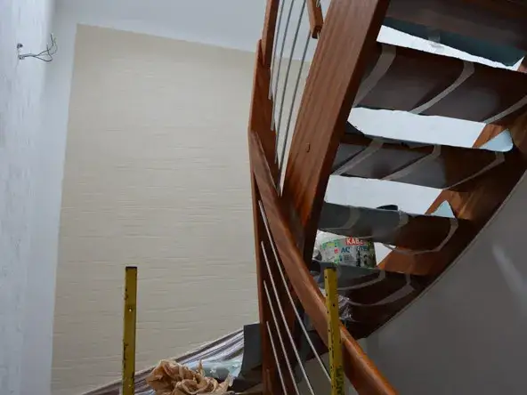 Glinka wenecka na klatce schodowej: elegancja i trwałość