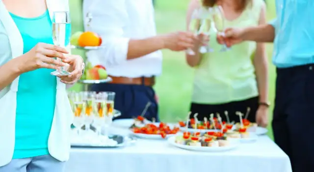 Jak założyć firmę cateringową? Przewodnik krok po kroku i zysk!