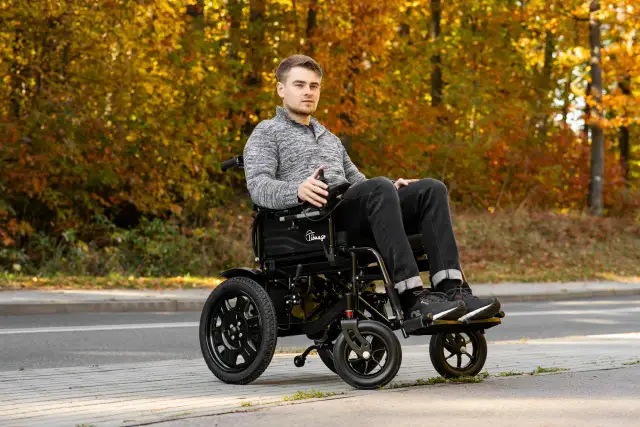 Wózek inwalidzki: Pieszy na kołach? Pełny przewodnik prawny
