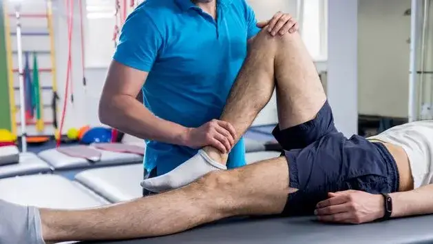 Fizjoterapeuta vs rehabilitant: Kto leczy, a kto wspiera?