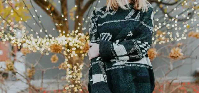 Sweter czy swetr? Odkryj, która forma jest poprawna według SJP