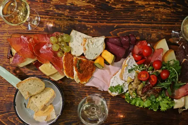 Gdzie zjeść w Mediolanie? Odkryj najlepsze miejsca na smaczne jedzenie