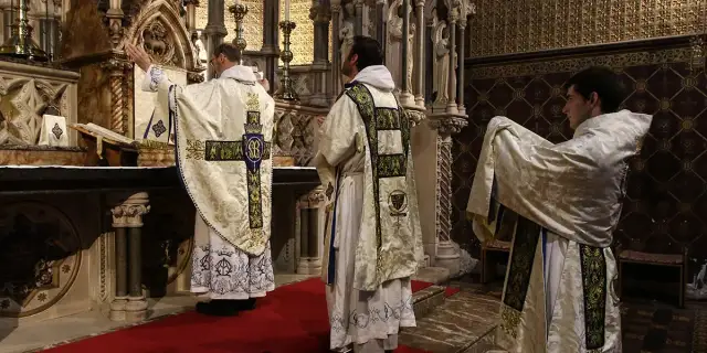 Ile trwa msza odpustowa? Poznaj zaskakujące różnice w czasie trwania