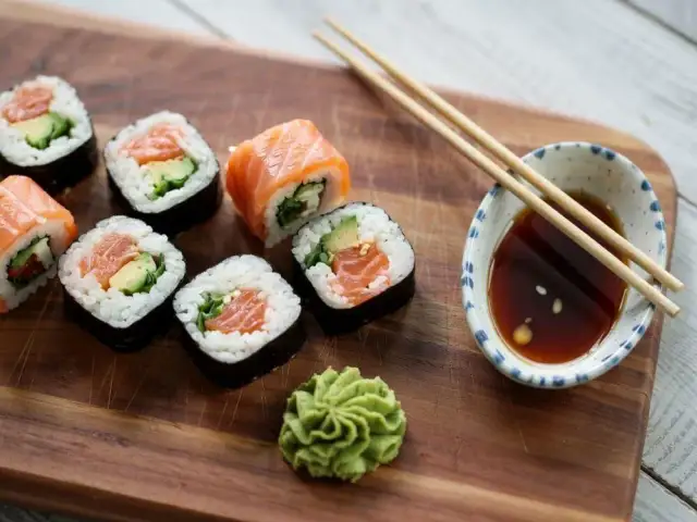 Co się daje do sushi? Odkryj najlepsze składniki i dodatki