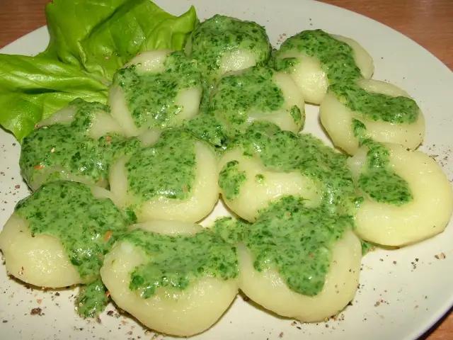 Najlepsze sałatki do klusek śląskich z sosem, które zaskoczą smakiem