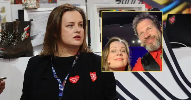 Kabaret Hrabi na wywiadówce z WOŚP. Uśmiechnięci artyści i buty z logo 30. Finału.