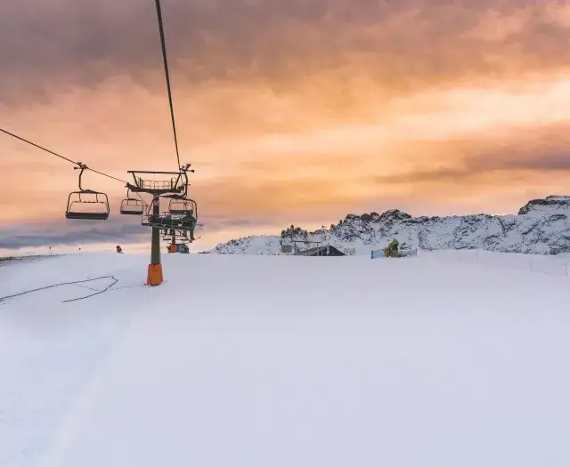 Gdzie na narty dla początkujących: idealne stoki i szkoły narciarskie