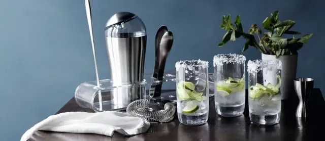 Naczynie w którym barman miesza koktajle – odkryj sekrety idealnego shakera