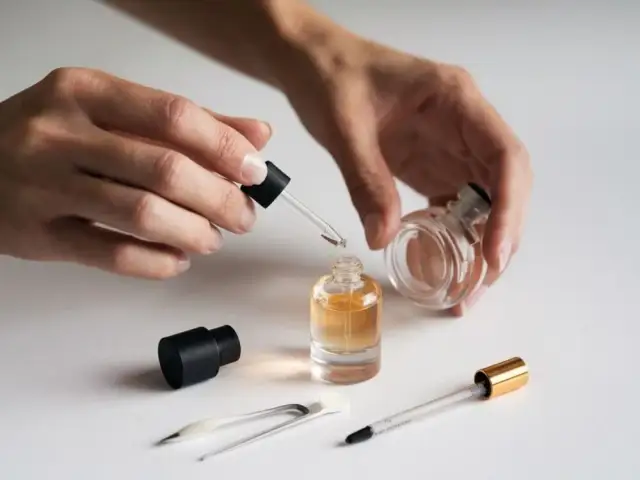 Jak przelać perfumy do innej butelki bez ryzyka utraty zapachu