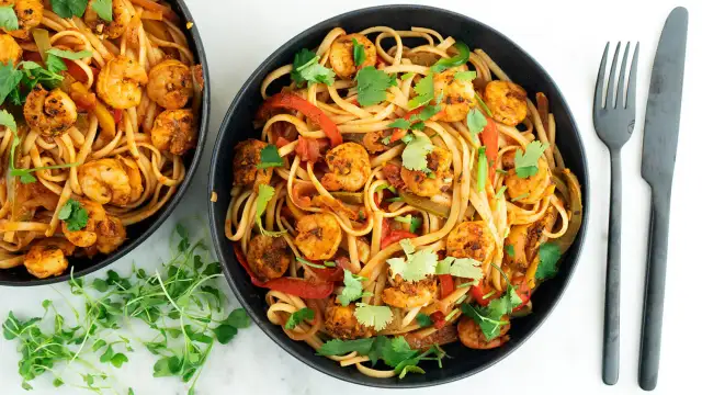 Pyszny makaron z krewetkami, papryką i kolendrą. Idealny przepis na szybki obiad.