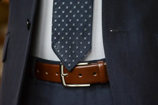 Jaki pasek do granatowych spodni? Oto kolory, które musisz znać