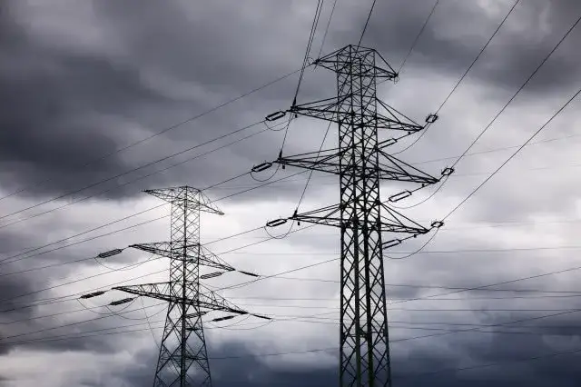 Ile się czeka na podłączenie prądu do mieszkania? Sprawdź terminy i problemy