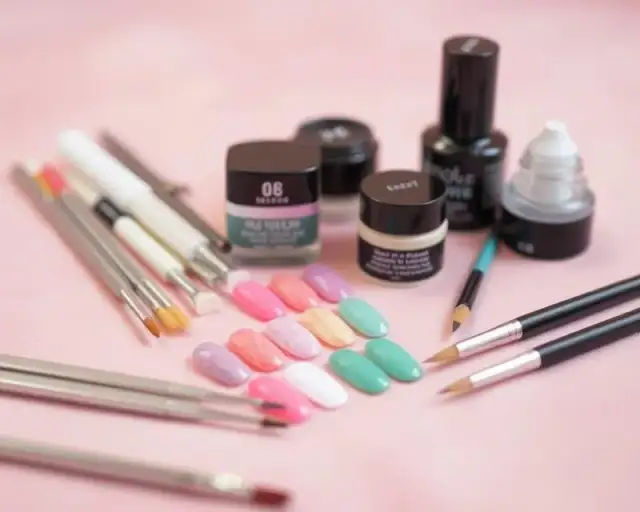 Co jest potrzebne do przedłużania paznokci? Kluczowe narzędzia i produkty
