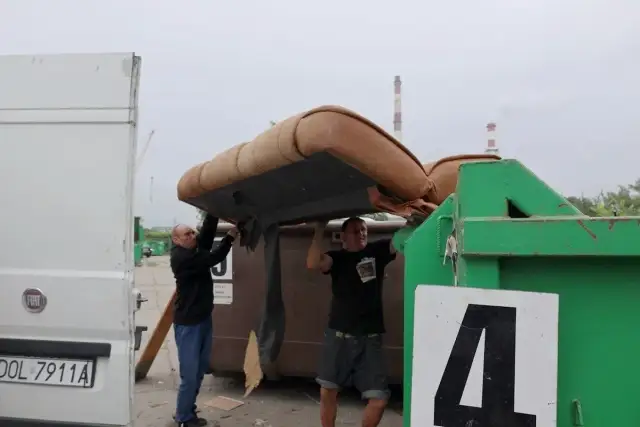 Wywóz starych mebli Wrocław: Ceny, PSZOK i jak zaoszczędzić